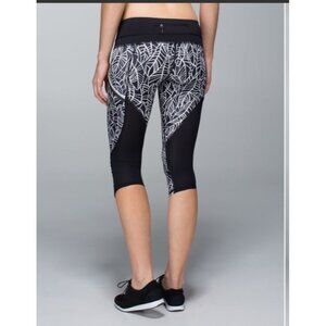 Lululemon Run A Marathon Crop IIPretty Palm Black Angel Wing / Black Size 2 17”